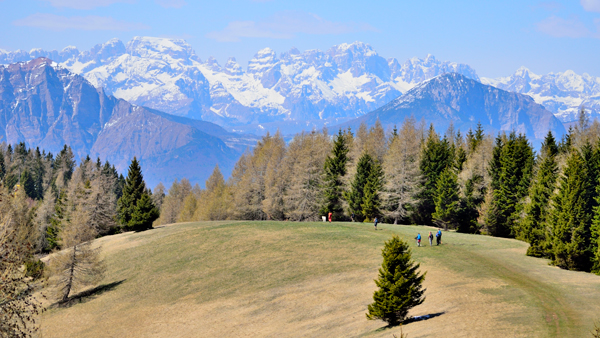 Dolomiti di Brenta scendendo dalla Forra del Lupo Dolomiti di Brenta scendendo dalla Forra del Lupo