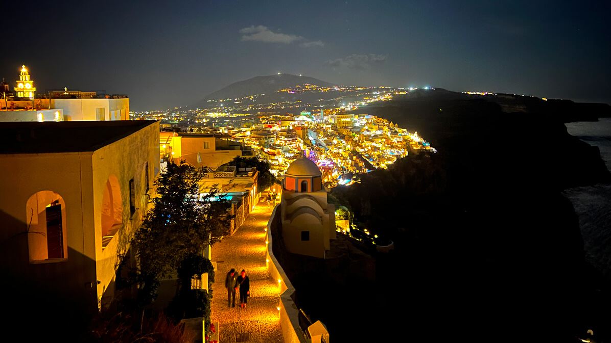 visione notturna di Fira Santorini